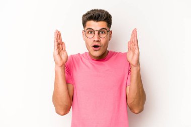 Beyaz arka planda izole genç beyaz adam bir fikri, ilham konsepti var.