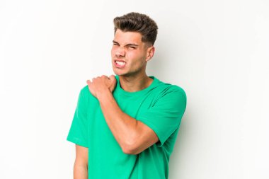 Beyaz arka planda izole edilmiş, omuz ağrısı olan genç beyaz bir adam..