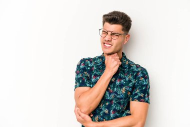 Beyaz arka planda izole edilmiş genç beyaz bir adam virüs veya enfeksiyon yüzünden boğazında ağrı hissediyor..