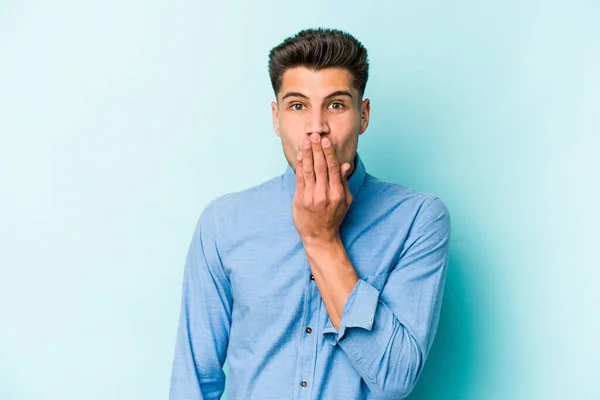 Ung Kaukasisk Man Isolerad Blå Bakgrund Chockad Täcker Munnen Med — Stockfoto