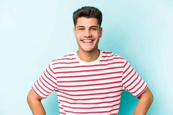 Young Caucasian Man Isolated Blue Background Confident Keeping Hands Hips — Stock Photo, Image