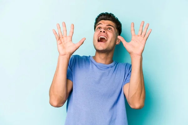 Young Caucasian Man Isolated Blue Background Screaming Sky Looking Frustrated — Stock Photo, Image