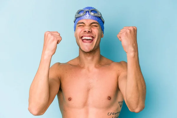 Young Caucasian Swimmer Man Isolated Blue Background — Stock Photo, Image