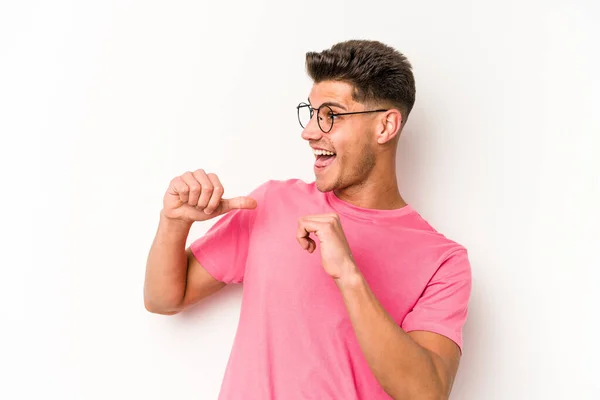 Νεαρός Καυκάσιος Άνδρας Απομονωμένος Λευκό Φόντο Έκπληκτος Δείχνοντας Δάχτυλο Χαμογελώντας — Φωτογραφία Αρχείου