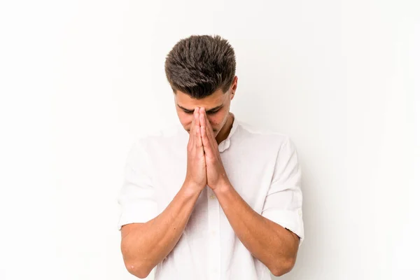 Молодой Кавказский Человек Белом Фоне Молящийся Проявляющий Преданность Религиозный Человек — стоковое фото