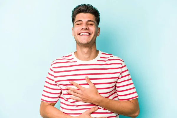 Νεαρός Καυκάσιος Άνδρας Απομονωμένος Μπλε Φόντο Γελάει Χαρούμενα Και Διασκεδάζει — Φωτογραφία Αρχείου