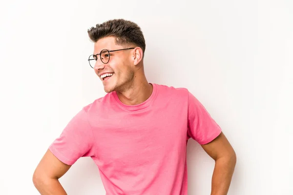 Joven Hombre Caucásico Aislado Sobre Fondo Blanco Confiado Manteniendo Las — Foto de Stock