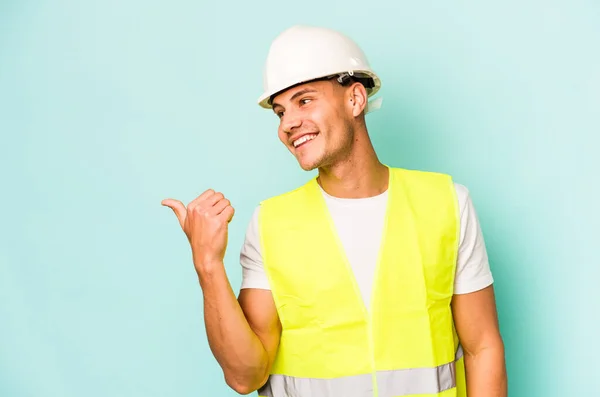 Young Laborer Caucasian Man Isolated Blue Background Points Thumb Finger — 스톡 사진