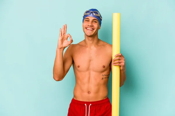 Joven Caucásico Nadador Hombre Celebración Espuma Palo Aislado Azul Fondo —  Fotos de Stock
