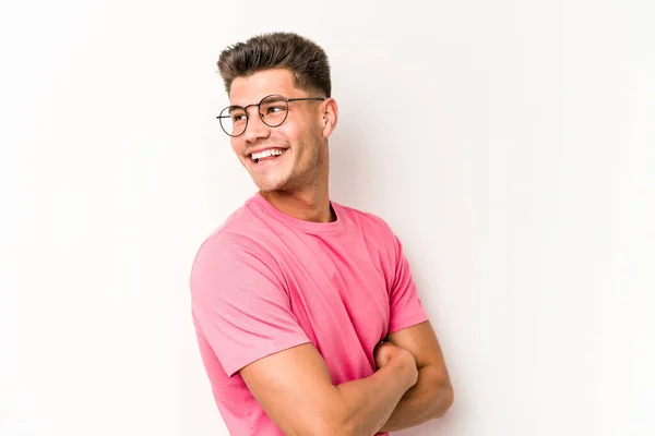 Jonge Kaukasische Man Geïsoleerd Witte Achtergrond Lachen Plezier Hebben — Stockfoto