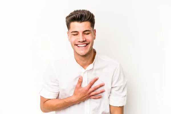 Νεαρός Καυκάσιος Άνδρας Απομονωμένος Λευκό Φόντο Γελάει Δυνατά Κρατώντας Χέρι — Φωτογραφία Αρχείου