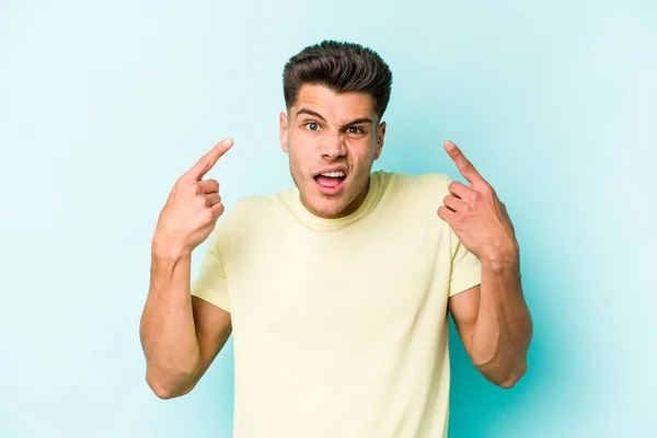 Jovem Caucasiano Isolado Fundo Azul Mostrando Gesto Decepção Com Indicador — Fotografia de Stock