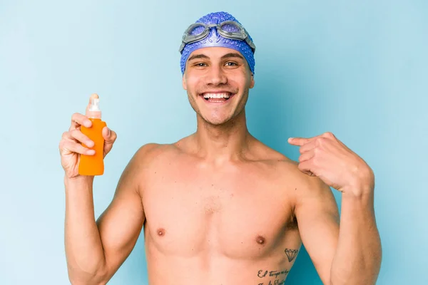 Młody Przystojny Mężczyzna Strojach Kąpielowych Ręczniku Odizolowanym Niebieskim Tle Uśmiechając — Zdjęcie stockowe