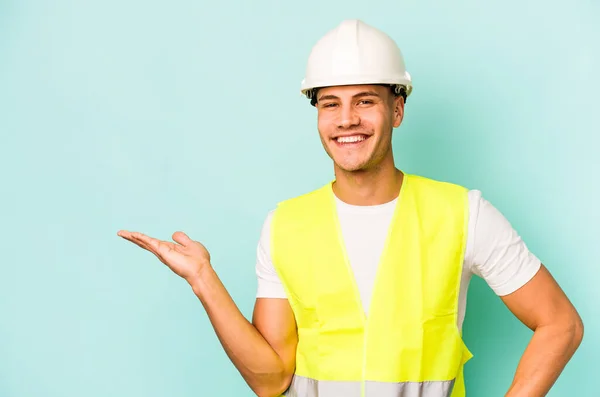 Young Laborer Caucasian Man Isolated Blue Background Showing Copy Space — Stock Photo, Image