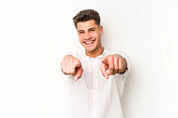 Jeune Homme Caucasien Isolé Sur Fond Blanc Pointant Vers Avant — Photo