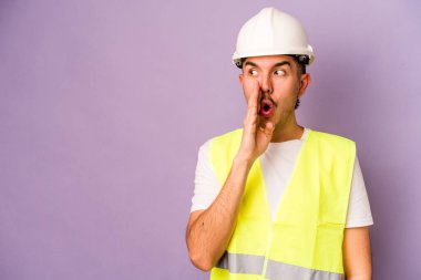 Mor arka planda izole edilmiş genç İspanyol işçi gizli bir sıcak fren haberinin olduğunu söylüyor.