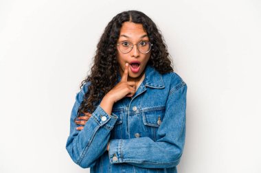 Beyaz arka planda izole edilmiş genç İspanyol bir kadının harika bir fikri var, yaratıcılık kavramı..