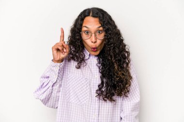 Beyaz arka planda izole edilmiş genç İspanyol bir kadının harika bir fikri var, yaratıcılık kavramı..