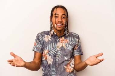 Beyaz arka planda izole edilmiş genç bir Afrikalı Amerikalı hoş bir ifade sergiliyor..