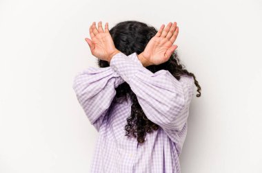 Beyaz arka planda izole edilmiş genç İspanyol kadın iki kolu çapraz tutuyor, inkar kavramı.