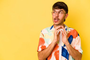 Kafkasyalı genç bir adam sarı arka planda izole edildi. Aklında bir plan oluşturdu..