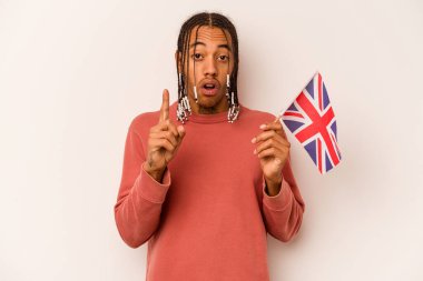 Beyaz arka planda izole edilmiş İngiliz bayrağı tutan genç bir Afro-Amerikalı adamın harika bir fikri var, yaratıcılık kavramı..