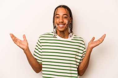 Genç Afrikalı Amerikalı bir adam beyaz arka planda neşeli bir şekilde gülüyor. Mutluluk kavramı.