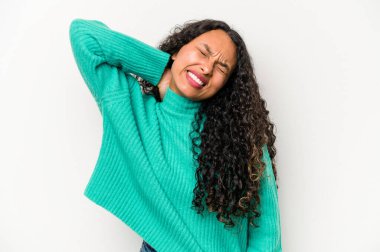 Beyaz arka planda izole edilmiş genç İspanyol kadın stresten dolayı boynu ağrıyor, masaj yapıyor ve elle dokunuyor..