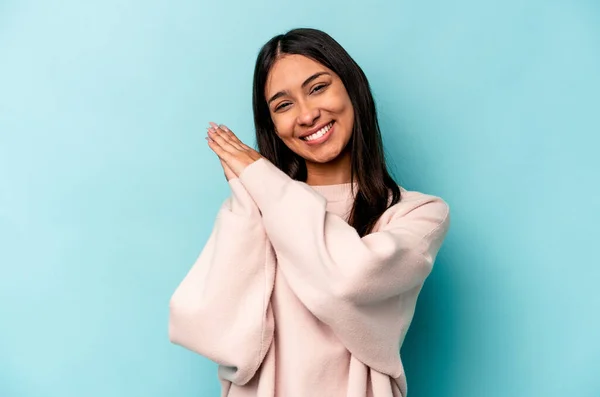 Mujer Hispana Joven Aislada Sobre Fondo Azul Sintiéndose Enérgica Cómoda — Foto de Stock