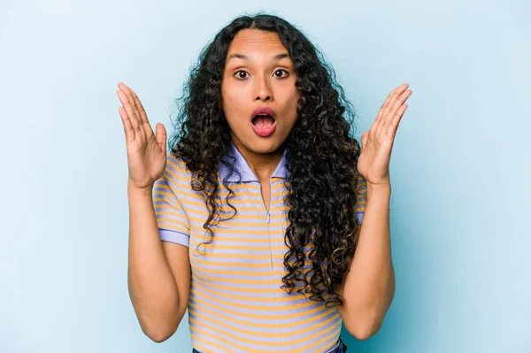 Mujer Hispana Joven Aislada Sobre Fondo Azul Teniendo Una Idea — Foto de Stock