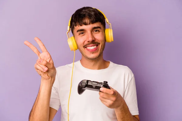 Junger Hispanischer Mann Spielt Mit Einem Videospielcontroller Auf Violettem Hintergrund — Stockfoto