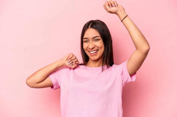 Mujer Hispana Joven Aislada Sobre Fondo Rosa Celebrando Día Especial —  Fotos de Stock