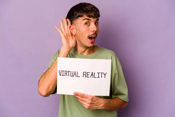 Joven Hispano Sosteniendo Pancarta Realidad Virtual Aislado Sobre Fondo Púrpura —  Fotos de Stock