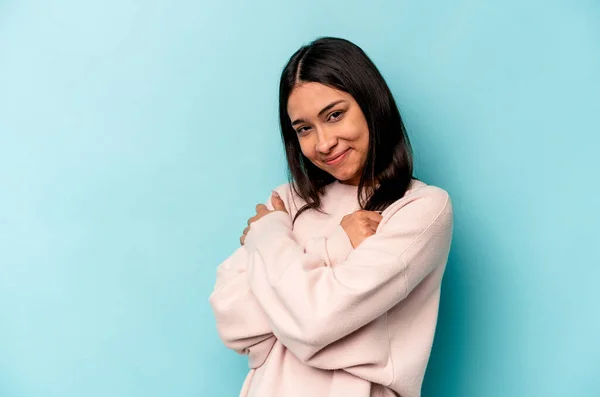 Mujer Hispana Joven Aislada Abrazos Fondo Azul Sonriente Despreocupada Feliz — Foto de Stock