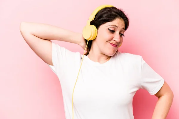 Νεαρή Καυκάσια Γυναίκα Που Ακούει Μουσική Απομονωμένη Ροζ Φόντο Αγγίζοντας — Φωτογραφία Αρχείου
