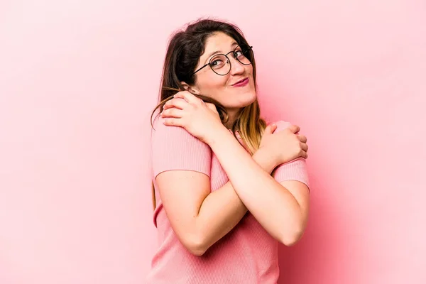 Giovane Donna Caucasica Isolato Sfondo Rosa Abbracci Sorridente Spensierato Felice — Foto Stock