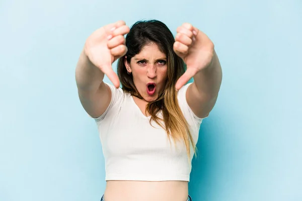 Jeune Femme Caucasienne Isolée Sur Fond Bleu Montrant Pouce Vers — Photo