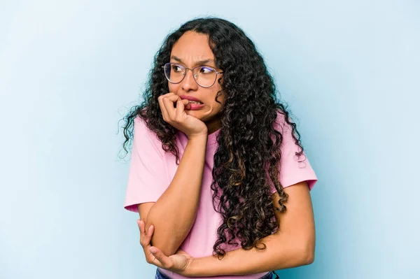 Ung Latinamerikansk Kvinna Isolerad Blå Bakgrund Bita Fingernaglar Nervös Och — Stockfoto