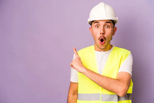 Young Hispanic Worker Man Isolated Purple Background Pointing Side — Stock Photo, Image