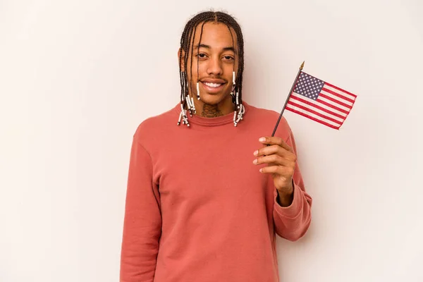 白地にアメリカ国旗を掲げた若いアフリカ系アメリカ人男性が笑って楽しそうに — ストック写真