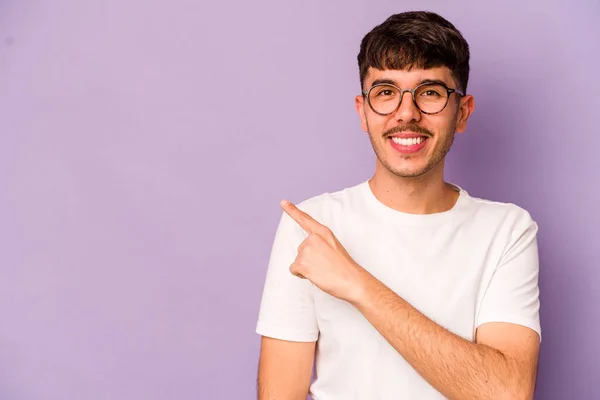 Joven Hombre Caucásico Aislado Sobre Fondo Púrpura Sonriendo Señalando Lado — Foto de Stock