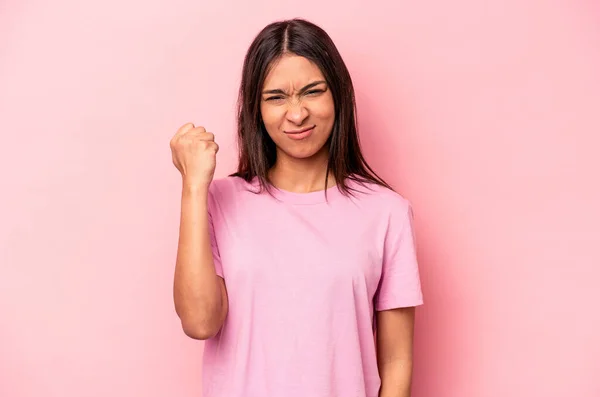 Mulher Hispânica Jovem Isolado Fundo Rosa Mostrando Punho Para Câmera — Fotografia de Stock