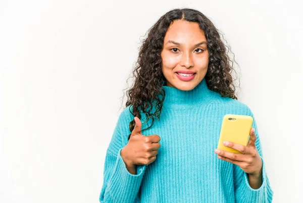 Ung Latinamerikansk Kvinna Håller Mobiltelefon Isolerad Vit Bakgrund Ler Och — Stockfoto