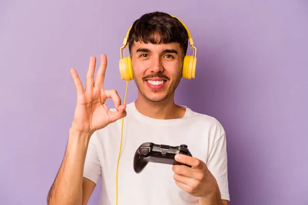 Jovem Hispânico Homem Jogando Com Controlador Videogame Isolado Fundo Roxo — Fotografia de Stock