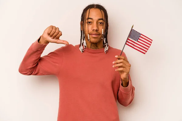 白い背景に隔離されたアメリカの旗を持っている若いアフリカ系アメリカ人男性は誇りと自信を感じています — ストック写真