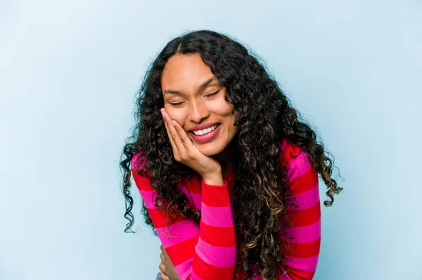 Young Hispanic Woman Isolated Blue Background Laughs Happily Has Fun — Stock Photo, Image