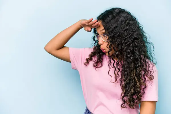 Mujer Hispana Joven Aislada Sobre Fondo Azul Mirando Lejos Manteniendo —  Fotos de Stock