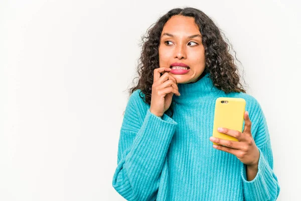 Ung Latinamerikansk Kvinna Som Håller Mobiltelefon Isolerad Vit Bakgrund Avslappnad — Stockfoto