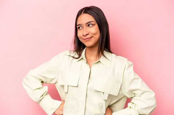 Jonge Spaanse Vrouw Geïsoleerd Roze Achtergrond Dromen Van Het Bereiken — Stockfoto