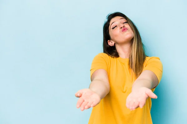 Junge Kaukasische Frau Isoliert Auf Blauem Hintergrund Faltet Lippen Und — Stockfoto